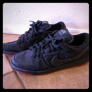 Men’s Nike SB Dunk Low Pro 10.5 black and red